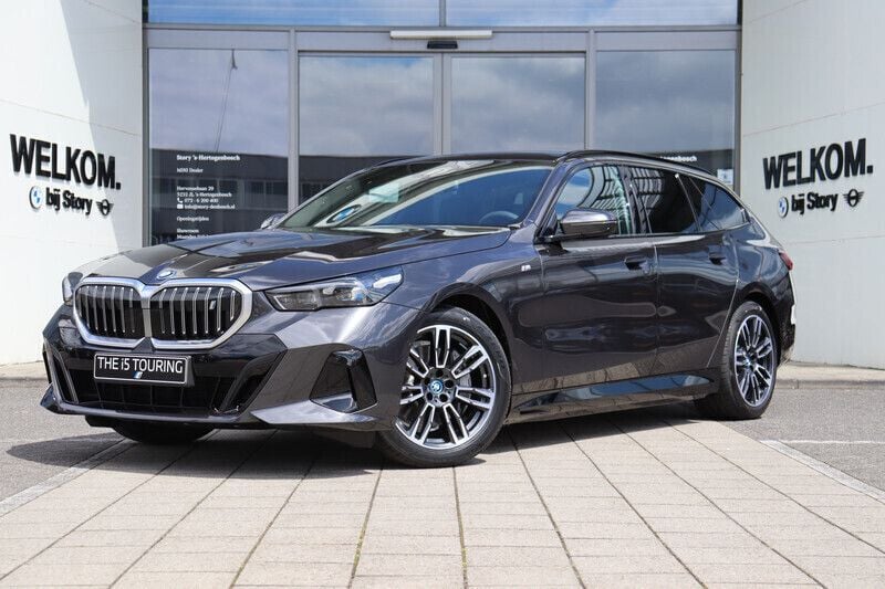 Grijs, metallic lak Nieuw 2024 BMW i5 M Sport Sedan | € 82.100 (Super prijs) - Afbeelding 1/4