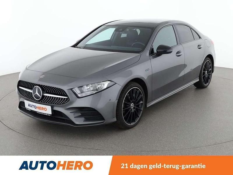 Grijs Gebruikt 2020 Mercedes A250 AMG line Hatchback | € 25.849 (Eerlijke prijs) - Afbeelding 1/3