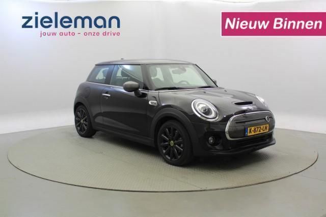 Zwart, metallic lak Gebruikt 2021 Mini Cooper Essential Hatchback | € 16.645 (Goede deal) - Afbeelding 1/4