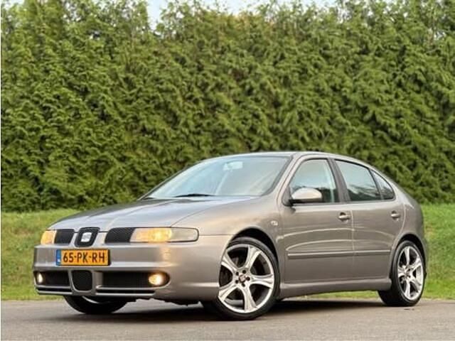 Grijs Occasion 2004 Seat Leon Hatchback | € 3.920 (Eerlijke prijs) - Afbeelding 1/4