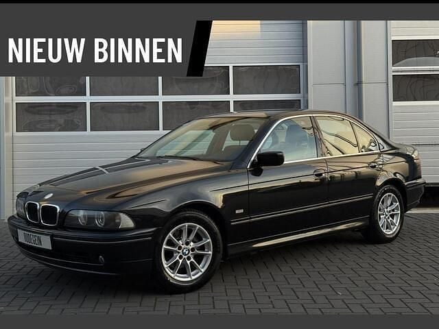Zwart Gebruikt 2002 BMW 520 Sedan | € 4.950 (Iets duurder) - Afbeelding 1/4