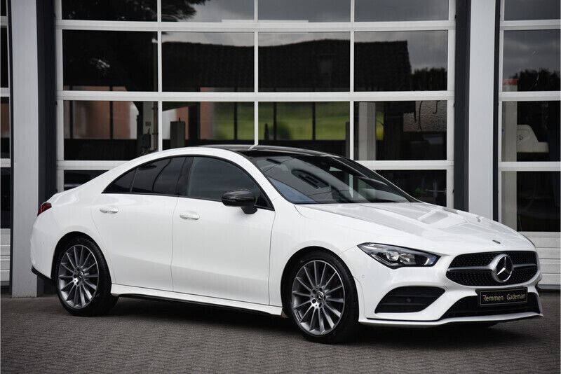 Wit Gebruikt 2020 Mercedes CLA200 AMG line Sedan | € 36.875 (Duur) - Afbeelding 1/4