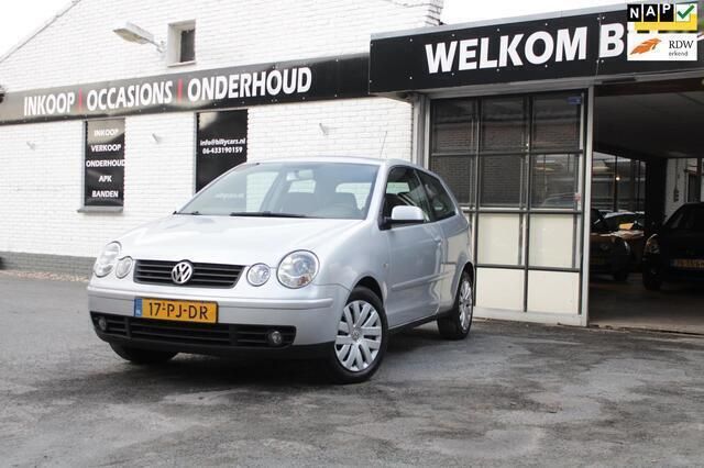 Grijs, metallic lak Gebruikt 2004 VW Polo Hatchback | € 1.450 (Eerlijke prijs) - Afbeelding 1/4