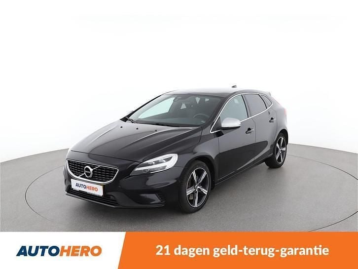 Zwart (metallic) Gebruikt 2020 Volvo V40 R-Design Hatchback | € 20.549 (Goede deal) - Afbeelding 1/4