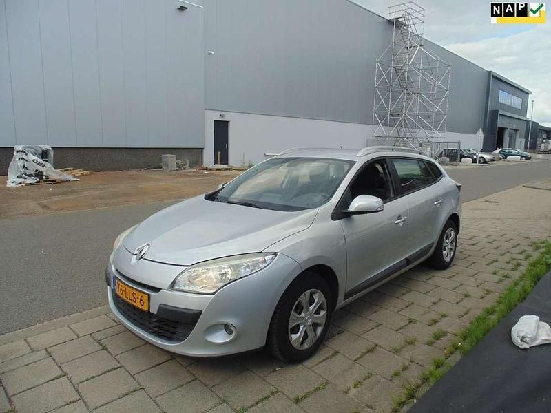 Grijs, metallic lak Gebruikt 2010 Renault Mégane GrandTour Expression Stationwagen | € 3.250 (Eerlijke prijs) - Afbeelding 1/4