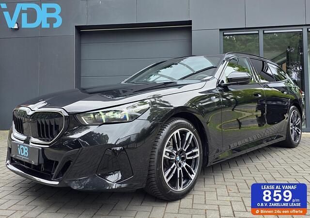 Zwart Gebruikt 2024 BMW 520 Basis Stationwagen | € 63.900 (Goede deal) - Afbeelding 1/4