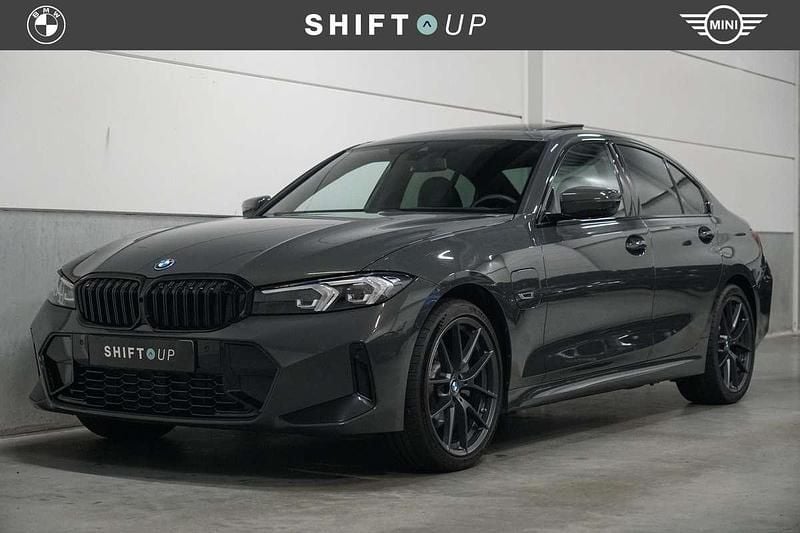 Grijs, metallic lak Gebruikt 2022 BMW 330e M Sport Sedan | € 43.940 (Duur) - Afbeelding 1/3