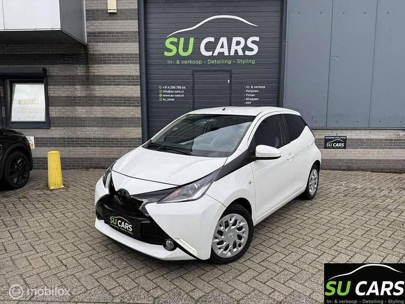 Wit Gebruikt 2016 Toyota Aygo X-play Hatchback | € 6.950 (Eerlijke prijs) - Afbeelding 1/4