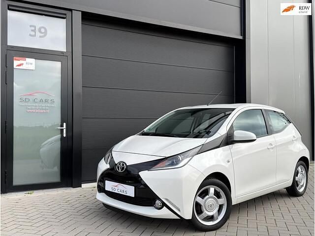 Wit Gebruikt 2015 Toyota Aygo X-play Hatchback | € 7.795 (Eerlijke prijs) - Afbeelding 1/4