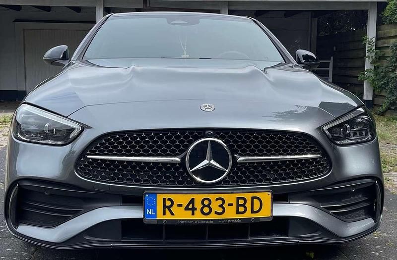 Grijs Gebruikt 2022 Mercedes C300 AMG Sedan | € 44.950 (Eerlijke prijs) - Afbeelding 1/4