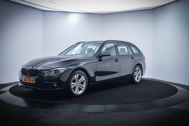 Zwart, metallic lak Gebruikt 2018 BMW 320 Executive Stationwagen | € 20.950 (Super prijs) - Afbeelding 1/4