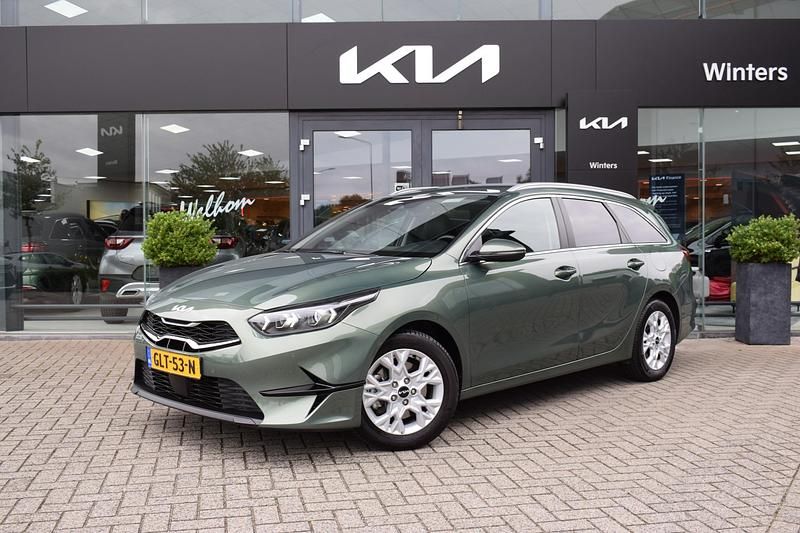 Groen Occasion 2024 Kia Ceed Hatchback | € 24.220 (Eerlijke prijs) - Afbeelding 1/4
