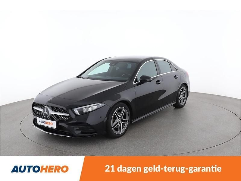 Zwart (metallic) Gebruikt 2020 Mercedes A180 Sedan | € 19.650 (Super prijs) - Afbeelding 1/4