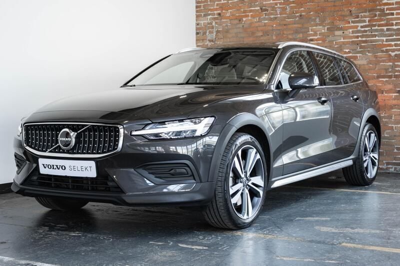 Grijs Gebruikt 2023 Volvo V60 CC Plus Stationwagen | € 49.500 (Eerlijke prijs) - Afbeelding 1/4
