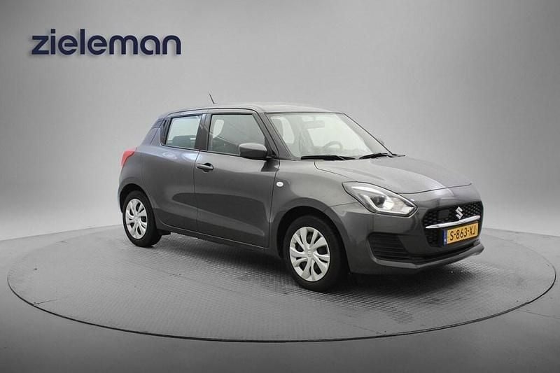 Grijs Gebruikt 2023 Suzuki Swift Comfort Hatchback | € 15.645 (Goede deal) - Afbeelding 1/4