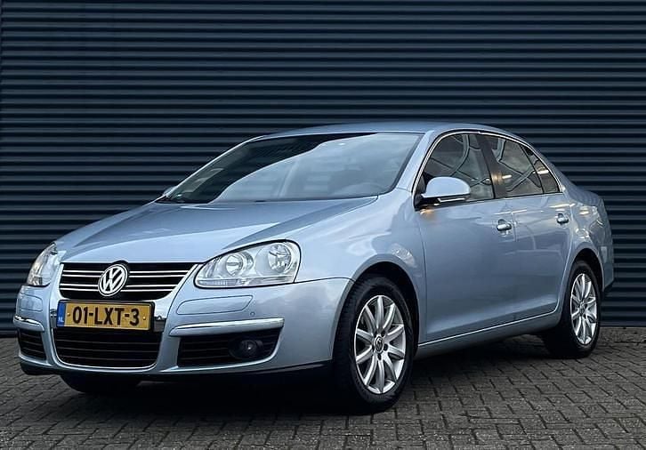 Blauw (metallic) Gebruikt 2010 VW Jetta Sedan | € 4.450 (Eerlijke prijs) - Afbeelding 1/4