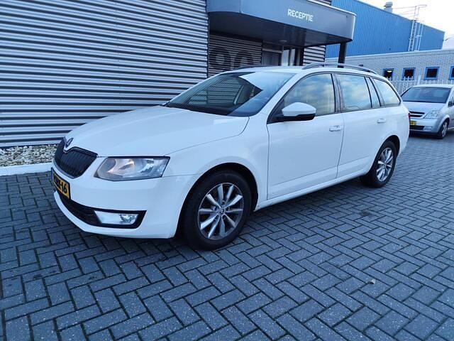 Wit Gebruikt 2013 Skoda Octavia Business Line Stationwagen | € 3.900 (Eerlijke prijs) - Afbeelding 1/4
