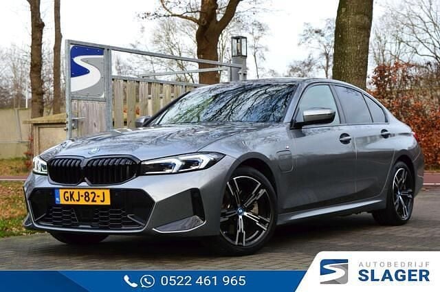 Grijs Gebruikt 2024 BMW 330 M Sport Sedan | € 44.400 (Goede deal) - Afbeelding 1/4