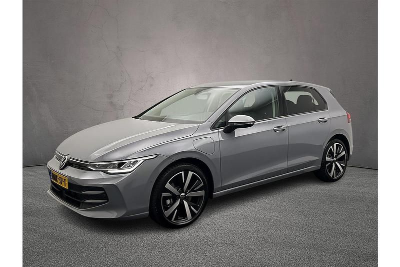 Moonstone grey Nieuw 2026 VW Golf VIII Edition Hatchback | € 42.012 (Goede deal) - Afbeelding 1/4