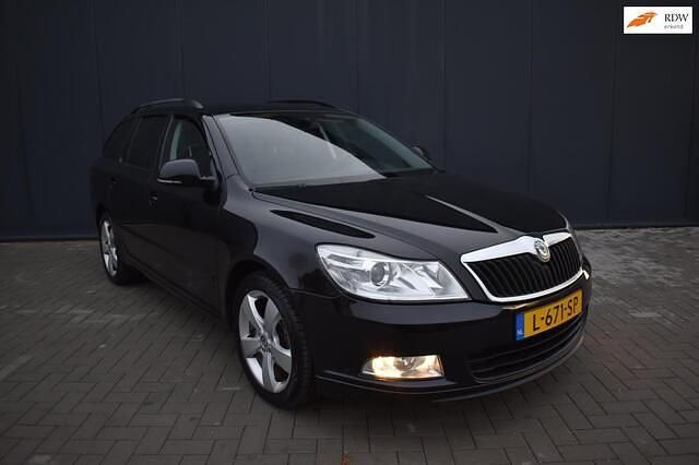 Zwart (metallic) Gebruikt 2010 Skoda Octavia Ambition Stationwagen | € 4.950 (Eerlijke prijs) - Afbeelding 1/4