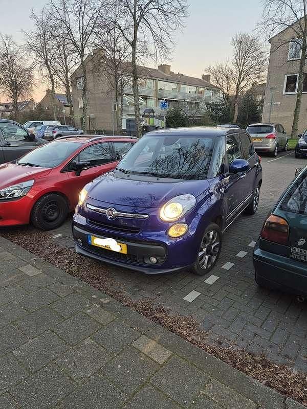 Blauw Gebruikt 2015 Fiat 500L Lounge MPV | € 8.000 (Eerlijke prijs) - Afbeelding 1/4