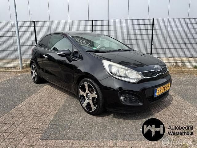 Zwart Gebruikt 2012 Kia Rio Hatchback | € 3.280 (Goede deal) - Afbeelding 1/4