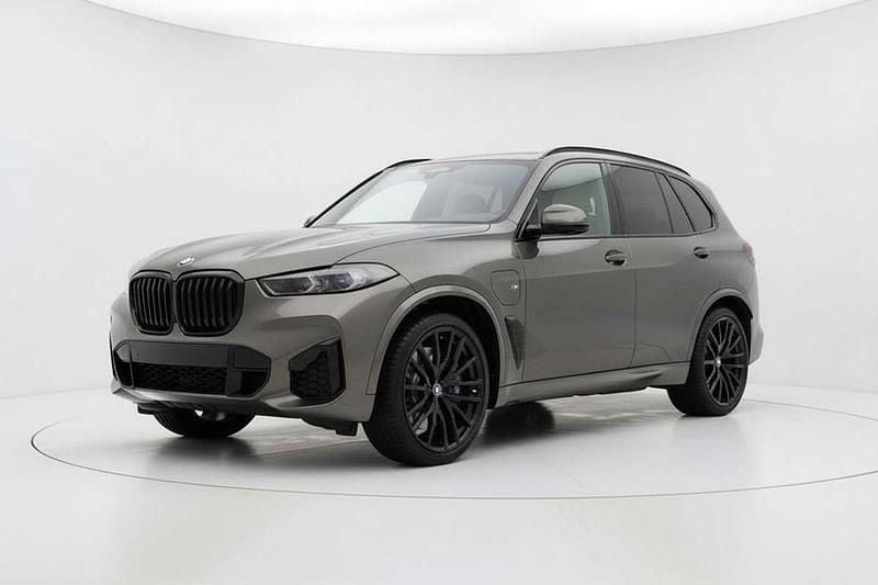 Groen (metallic) Occasion 2025 BMW X5 M Sport SUV | € 95.750 (Iets duurder) - Afbeelding 1/3