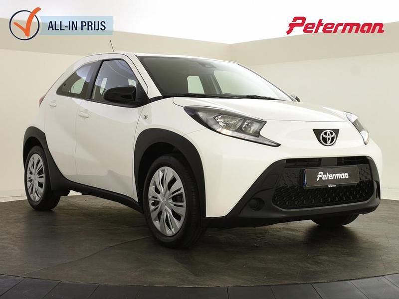 Wit Gebruikt 2024 Toyota Aygo X Play SUV | € 16.899 - Afbeelding 1/4