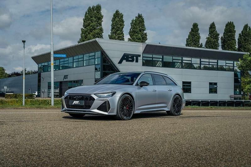 Grijs Gebruikt 2024 Audi RS6 Design Stationwagen | € 209.950 - Afbeelding 1/4