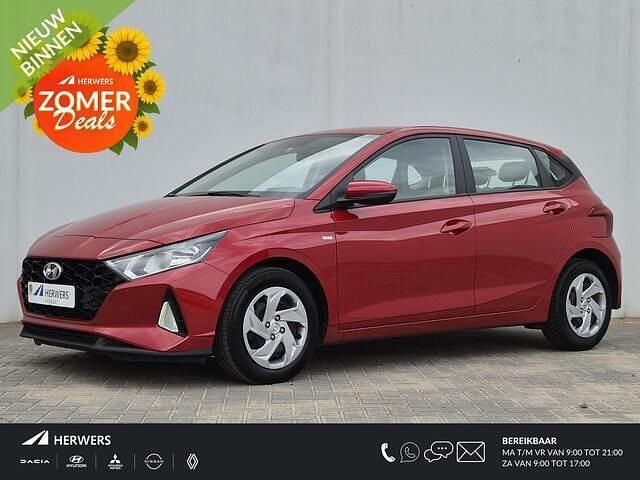 Dragon red pearl (wr7) Gebruikt 2023 Hyundai i20 Comfort Hatchback | € 20.935 (Eerlijke prijs) - Afbeelding 1/4