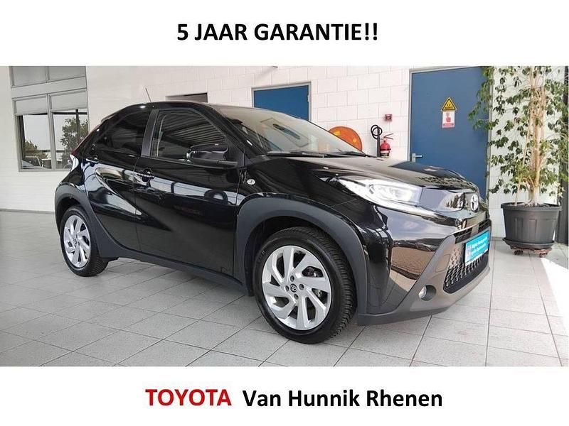 Zwart Gebruikt 2024 Toyota Aygo Hatchback | € 17.899 (Eerlijke prijs) - Afbeelding 1/4