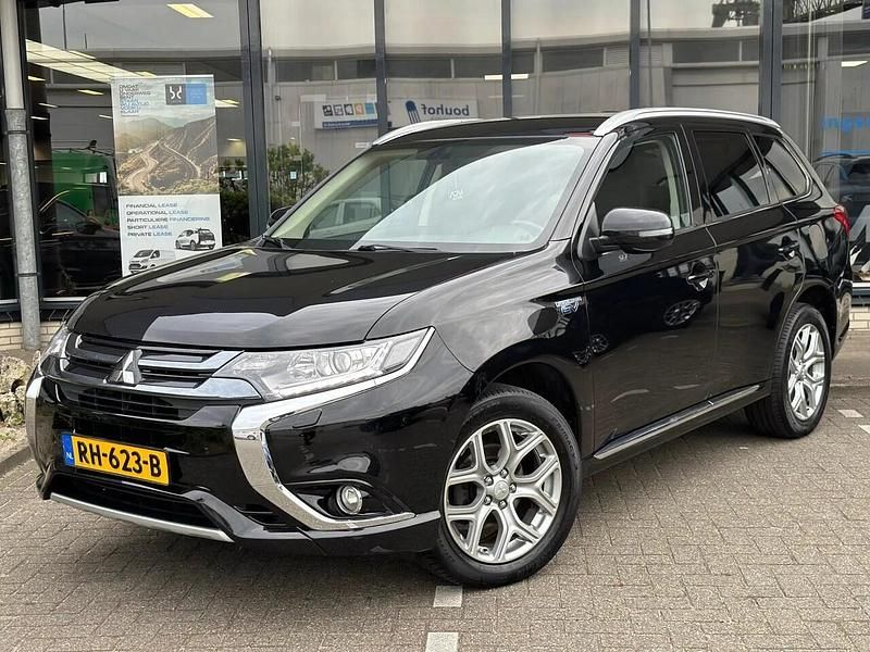 Zwart Occasion 2017 Mitsubishi Outlander P-HEV SUV | € 15.950 (Eerlijke prijs) - Afbeelding 1/4