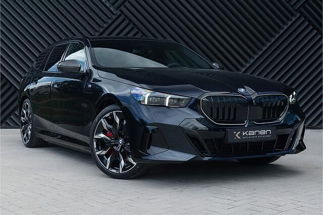Zwart Nieuw 2025 BMW 550e M Sport Stationwagen | € 109.900 (Super prijs) - Afbeelding 1/4