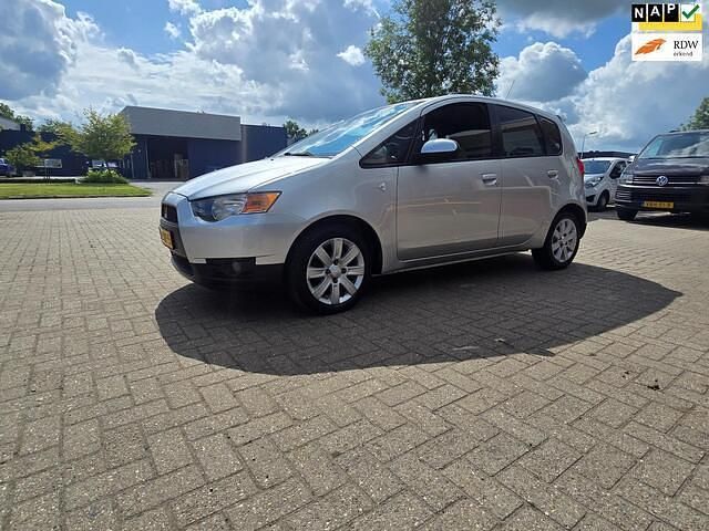 Grijs, metallic lak Gebruikt 2009 Mitsubishi Colt Edition Hatchback | € 2.750 (Eerlijke prijs) - Afbeelding 1/4