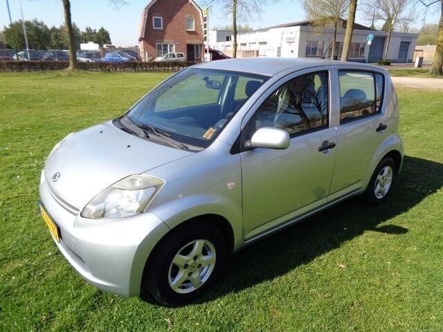 Grijs, metallic lak Gebruikt 2007 Daihatsu Sirion Hatchback | € 1.095 (Eerlijke prijs) - Afbeelding 1/4