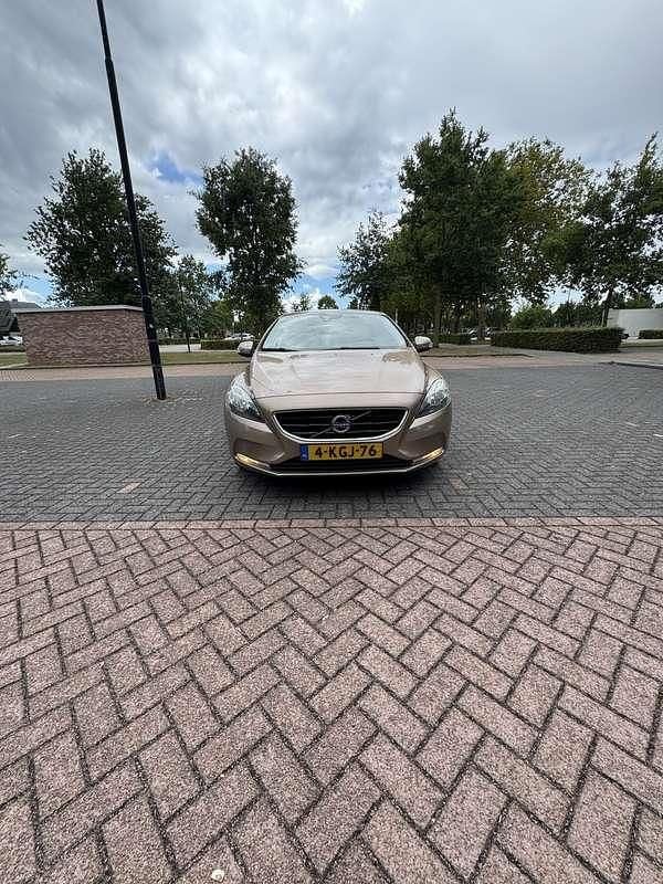 Bruin Gebruikt 2013 Volvo V40 Stationwagen | € 8.999 (Eerlijke prijs) - Afbeelding 1/4