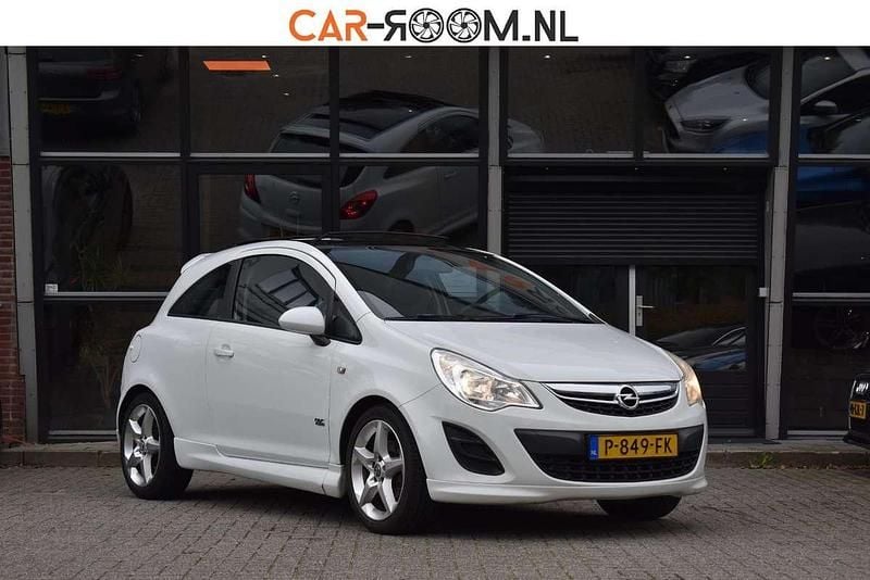 Wit Occasion 2013 Opel Corsa Cosmo Hatchback | € 4.950 (Eerlijke prijs) - Afbeelding 1/4