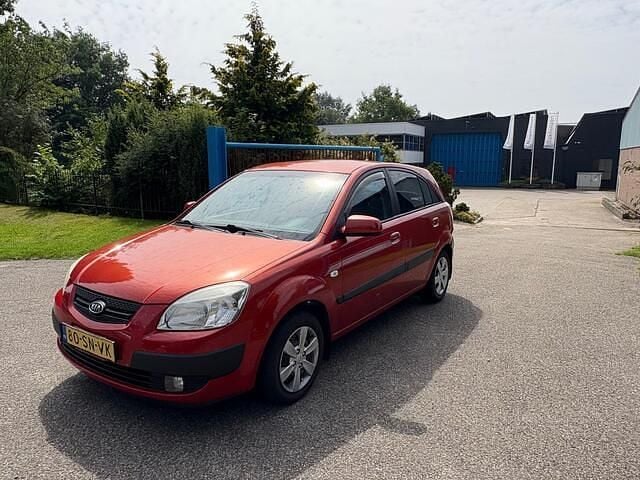 Rood Gebruikt 2006 Kia Rio Hatchback | € 1.450 (Eerlijke prijs) - Afbeelding 1/4