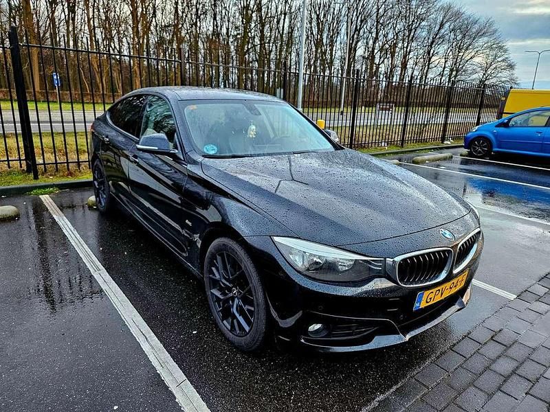 Zwart Gebruikt 2016 BMW 318 M Sport Sedan | € 13.000 (Goede deal) - Afbeelding 1/4