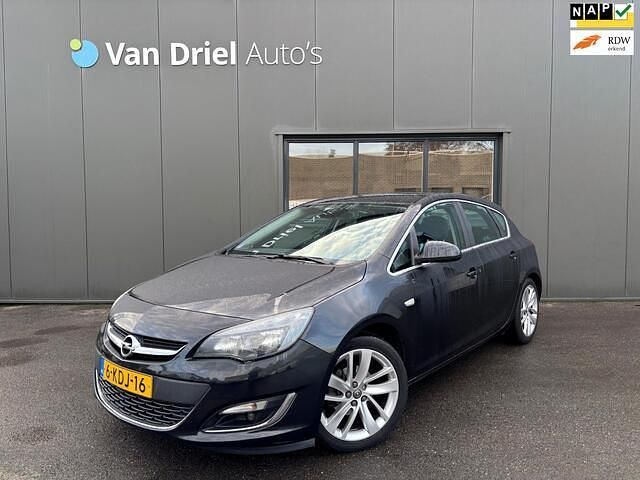 Zwart Occasion 2013 Opel Astra Sport Hatchback | € 5.490 (Eerlijke prijs) - Afbeelding 1/4
