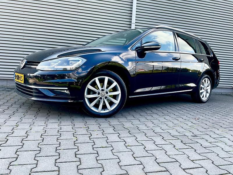 Zwart Gebruikt 2020 VW Golf VIII Highline Stationwagen | € 20.950 (Eerlijke prijs) - Afbeelding 1/4