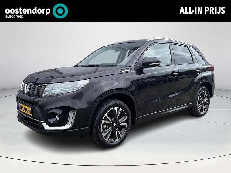 Zwart Gebruikt 2023 Suzuki Vitara Style SUV | € 29.880 (Eerlijke prijs) - Afbeelding 1/4