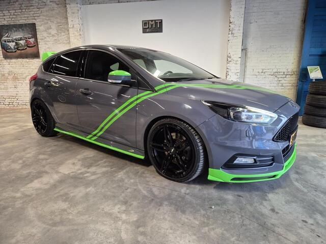 Grijs Gebruikt 2017 Ford Focus ST Hatchback | € 19.950 - Afbeelding 1/4