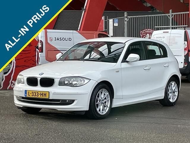 Wit (metallic) Occasion 2011 BMW 118 Hatchback | € 4.450 (Goede deal) - Afbeelding 1/4