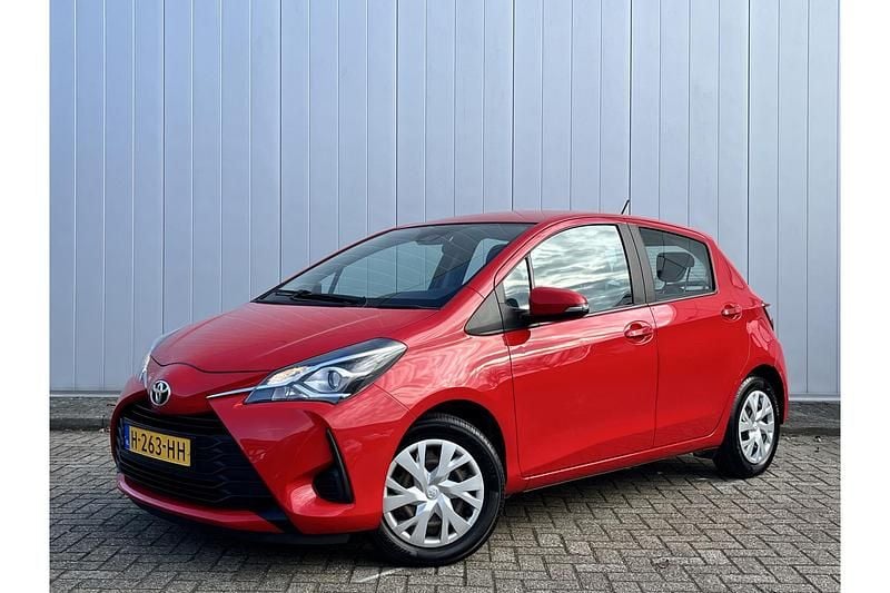 Rood Occasion 2020 Toyota Yaris Active Hatchback | € 11.499 (Goede deal) - Afbeelding 1/1