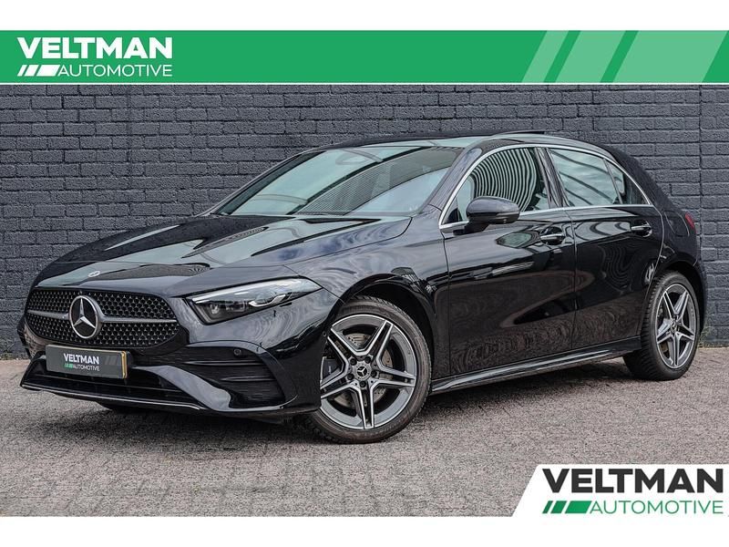 Zwart Gebruikt 2023 Mercedes A250 AMG line Hatchback | € 33.945 (Eerlijke prijs) - Afbeelding 1/4