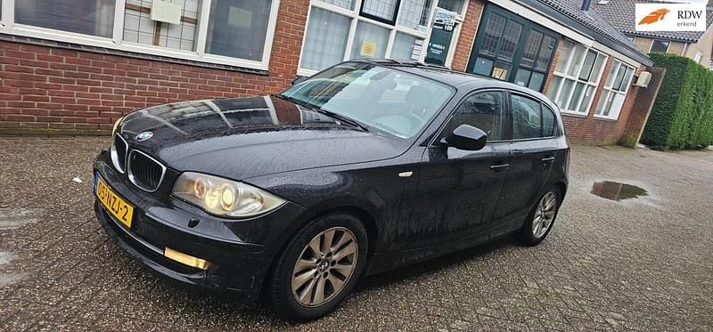 Zwart Occasion 2011 BMW 118 Hatchback | € 3.950 (Eerlijke prijs) - Afbeelding 1/4