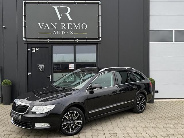 Zwart (metallic) Gebruikt 2012 Skoda Superb Stationwagen | € 7.750 - Afbeelding 1/4