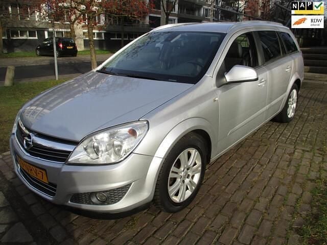 Grijs (metallic) Occasion 2010 Opel Astra Cosmo Stationwagen | € 2.350 (Goede deal) - Afbeelding 1/4