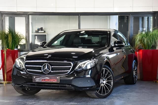 Zwart, metallic lak Gebruikt 2017 Mercedes E220 AMG Sedan | € 26.950 (Duur) - Afbeelding 1/4
